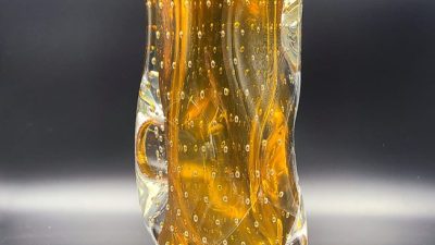Vase de Cyril John au cours de l'atelier de soufflage de verre avec un souffleur vers Paris en Ile-de-France