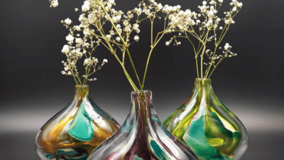 Vases de Cyril John au cours de l'atelier de soufflage de verre avec un souffleur vers Paris en Ile-de-France