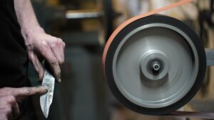 Confection d'un couteau pendant l'atelier ou le stage en forge avec un coutelier forgeron dans une coutellerie vers Rouen