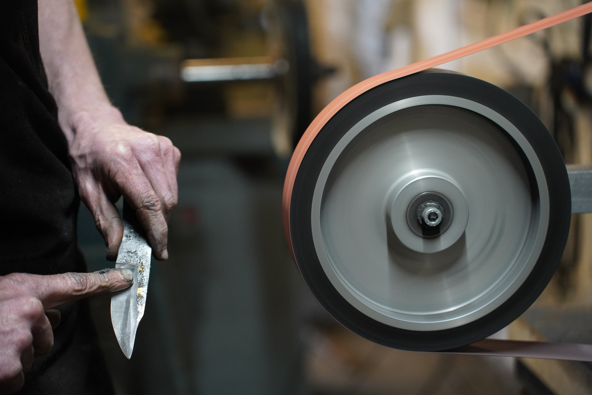Confection d'un couteau pendant l'atelier ou le stage en forge avec un coutelier forgeron dans une coutellerie vers Rouen