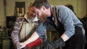 Apprentissage pendant l'atelier avec un coutelier dans une coutellerie