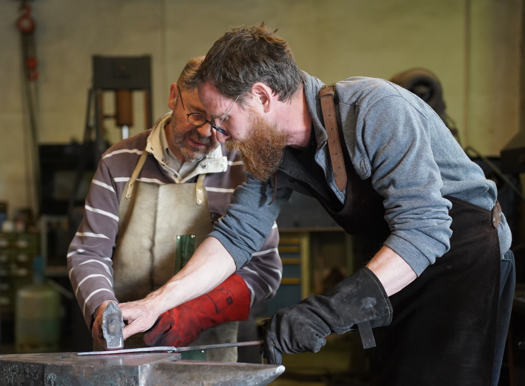 Apprentissage pendant l'atelier avec un coutelier dans une coutellerie
