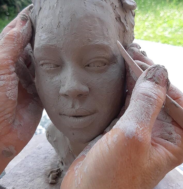 Stage création d'une sculpture en terre