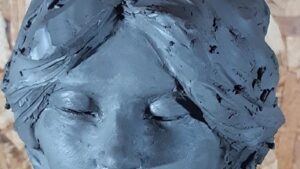 Visage d'une femme stage création d'une sculpture en terre