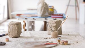 Atelier pendant le stage de céramique et poterie Raku vers Tarbes