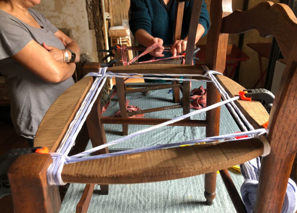 Stage rempaillage de chaises en torons de tissus