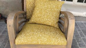 Fauteuil jaune pendant le stage en tapisserie d’ameublement