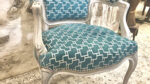 Fauteuil bleu à carreau pendant le stage en tapisserie d’ameublement