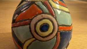Oeuf façon Niki de St Phalle pendant le stage de modelage céramique et tournage du grès vers Carcassonne