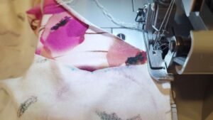 Surfilage en cours avec une surjeteuse pendant l'atelier de couture