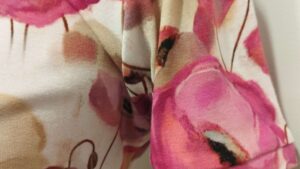 Manche de tee-shirt fait pendant l'atelier de couture avec une surjeteuse dans le Médoc