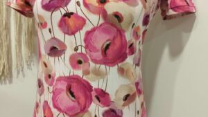 Tee-shirt fait pendant l'atelier de couture avec une surjeteuse vers Bordeaux