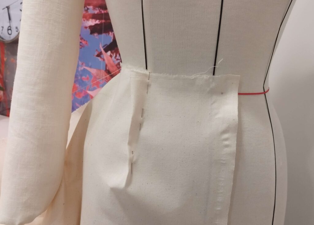 Stage de couture vers Bordeaux : technique de moulage sur mannequin, la jupe de base