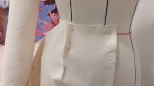 Stage de couture vers Bordeaux : technique de moulage sur mannequin, la jupe de base