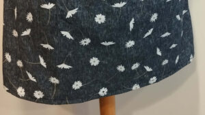Moulage de jupe sur mannequin pendant le stage couture vers Bordeaux