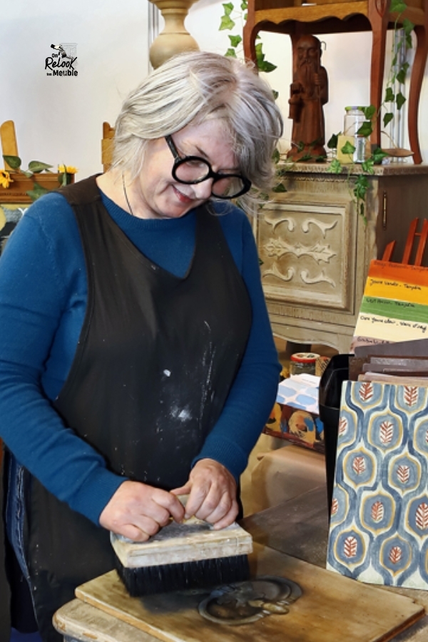 Portait Blandine Clouet restauratrice de meuble en Bretagne