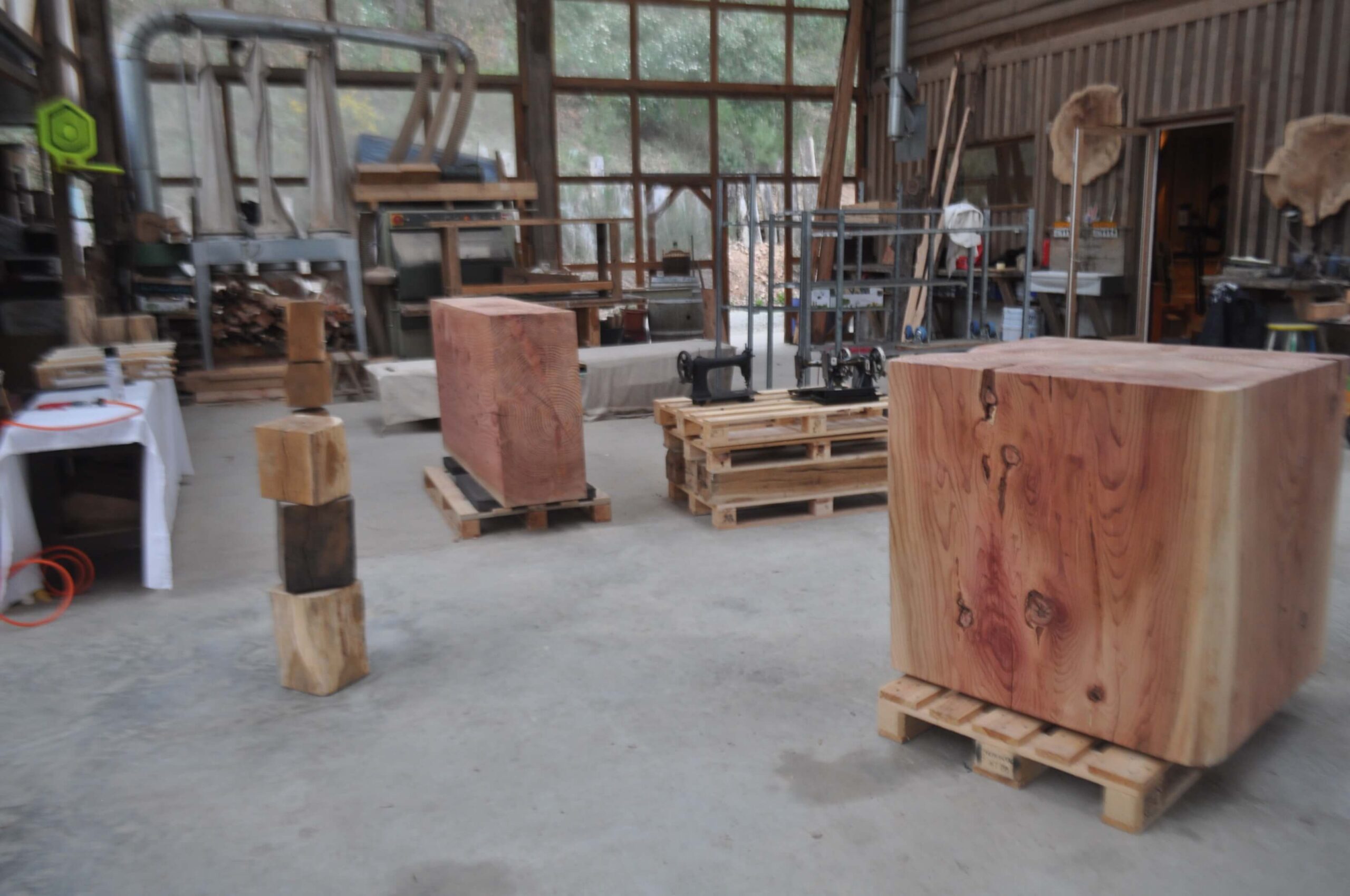 atelier-ebeniste-construire-maison-bois-ecologique-cours-stage-2 Atelier d'ébéniste au cours du stage pour construire une maison écologique en bois