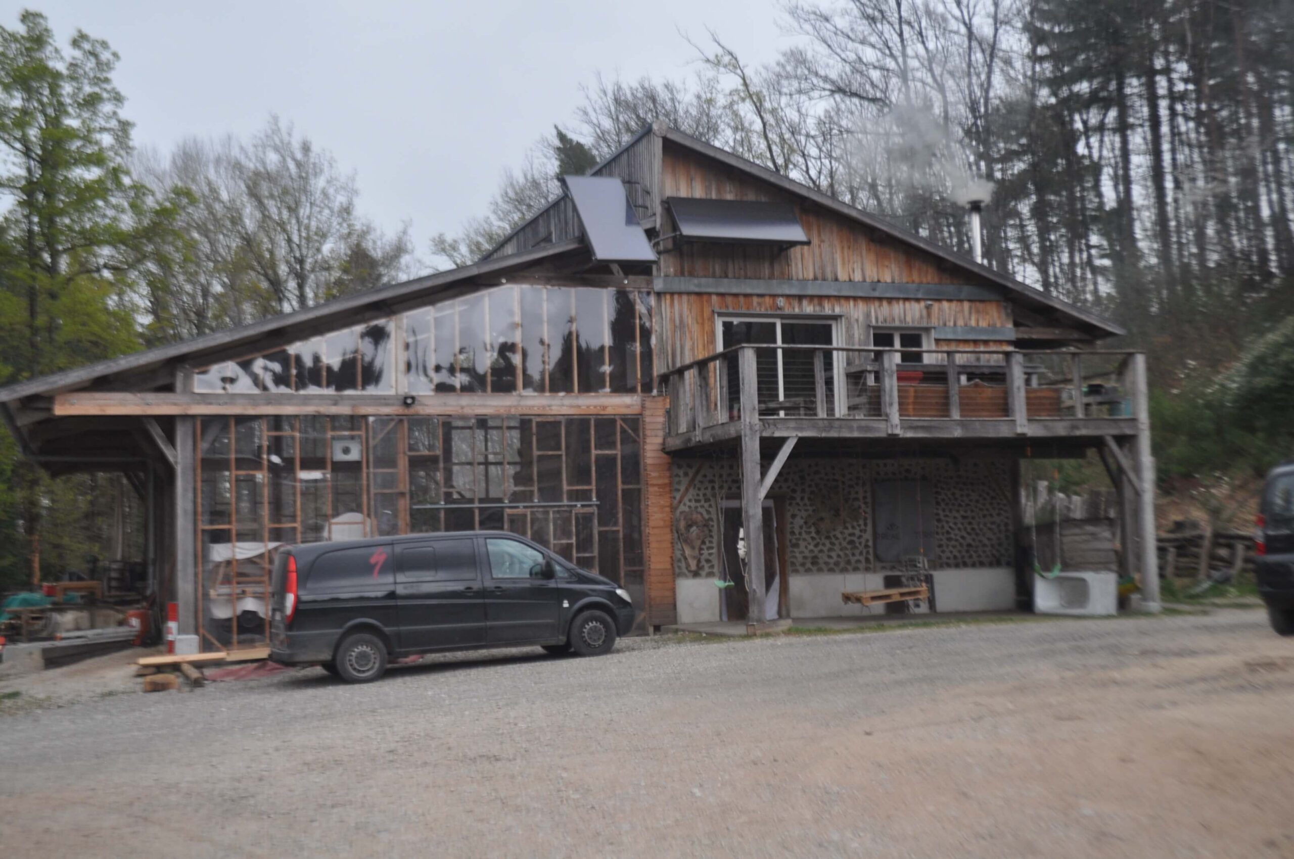 maison-bois-ecologique-stage-ebeniste-2 Maison en bois écologique dans laquelle se déroule le stage avec un ébéniste