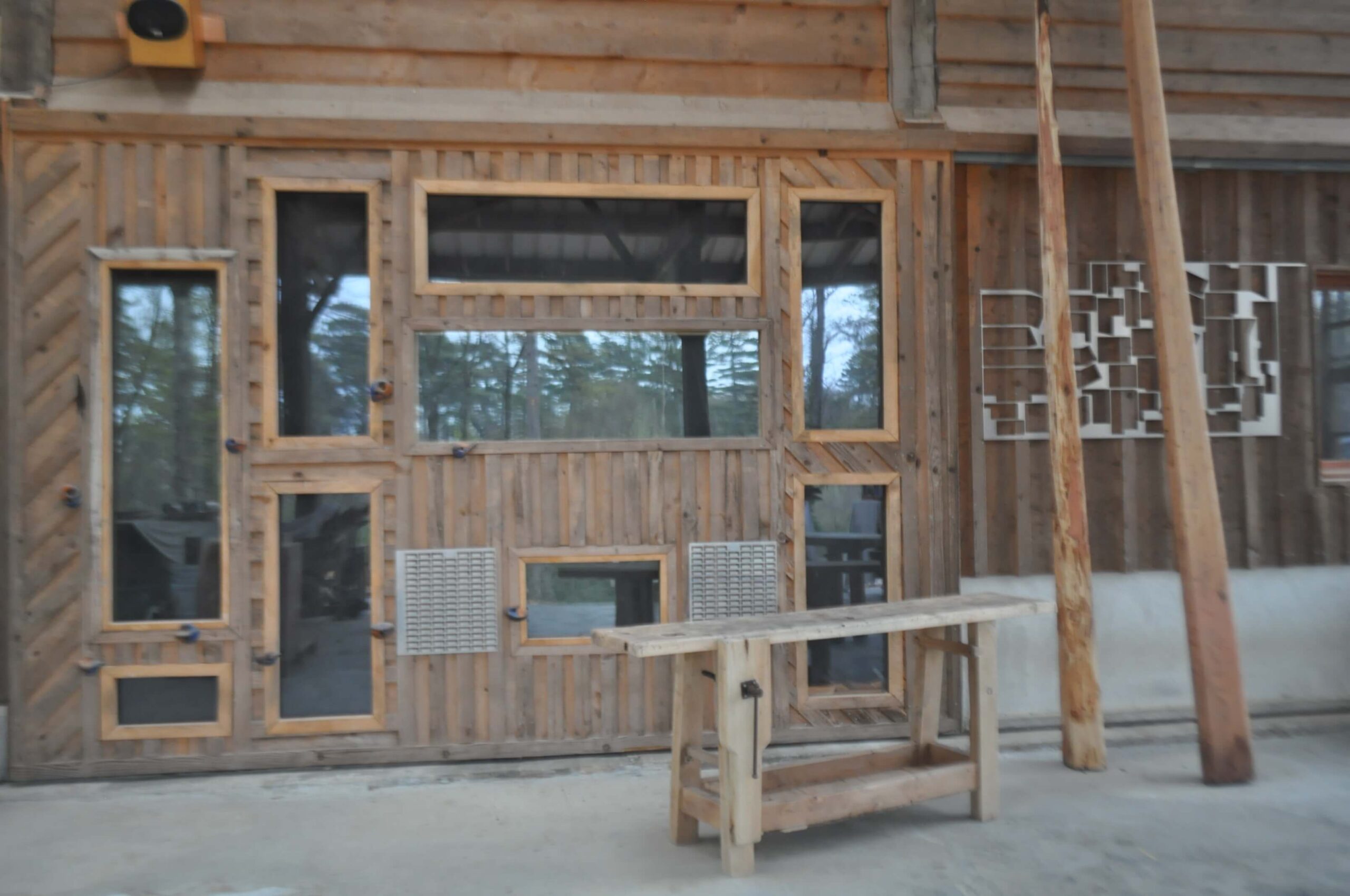 atelier-ebeniste-construire-maison-bois-ecologique-stage-2 Atelier d'ébéniste pour construire une maison en bois écologique pendant le stage