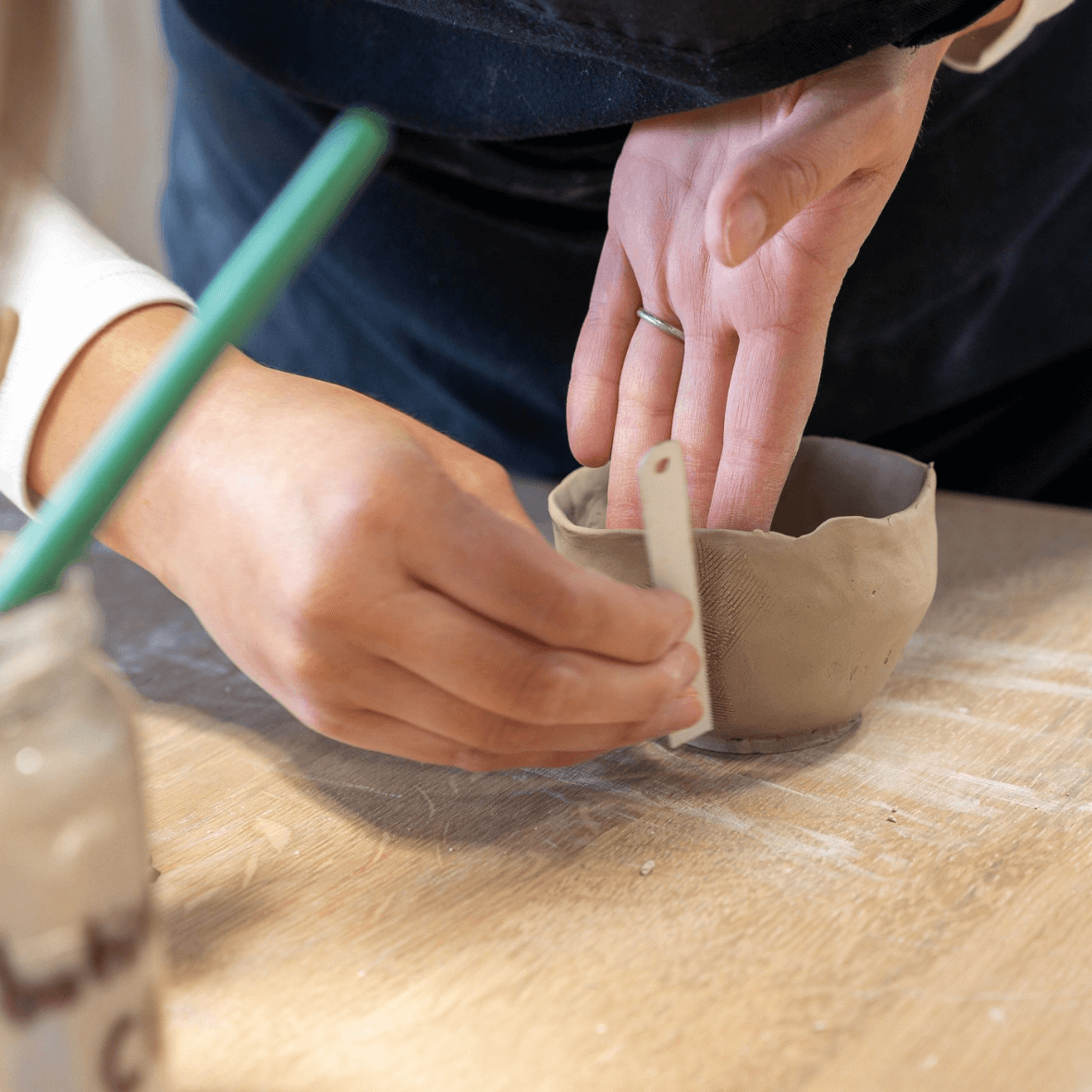 Façonnage pendant le stage de poterie et céramique avec une céramiste vers Paris sur un weekend