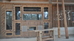 Atelier d'ébéniste pour construire une maison en bois écologique pendant le stage
