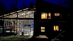 Maison en bois écologique qui est l'atelier dans lequel se déroule le stage