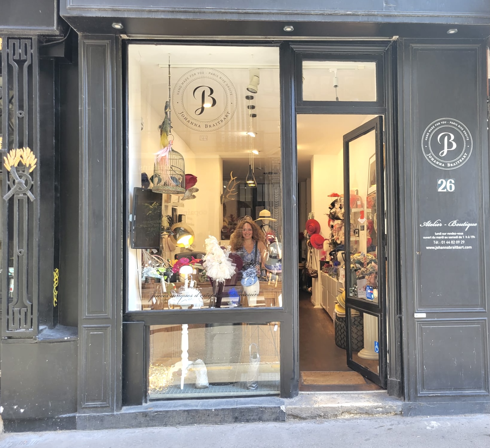 atelier-plumassiere-johanna-braitbart-paris-plumasserie-2 Boutique et atelier de Johanna Braitbart plumassière dans le Marais à Paris