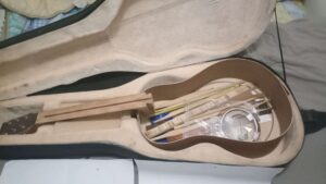 Intérieur d'une guitare atelier d'initiation à la lutherie en Ariège