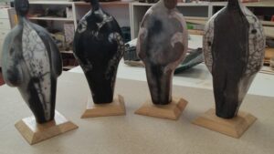 Sculptures pendant le stage et l'atelier de céramique et poterie avec une céramiste vers Bordeaux en Gironde