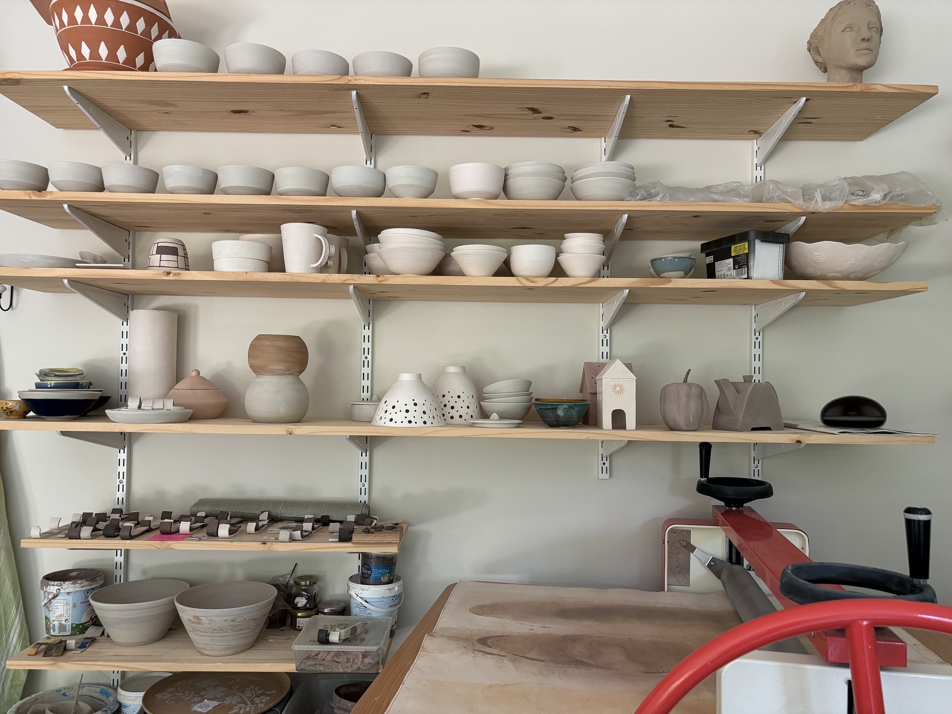 le-Gres-Occitan-nathalie-atelier-ceramiques Pièces en céramique dans l'atelier de Nathalie, céramiste
