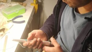 André, bijoutier professionnel pendant le stage de bijouterie