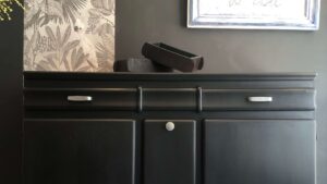 Commode noire au cours du stage de restauration de meubles en Bretagne