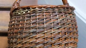 Panier en osier dans l'atelier de vannerie