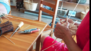 Début de panier dans l'atelier de vannerie pendant le stage avec un vannier