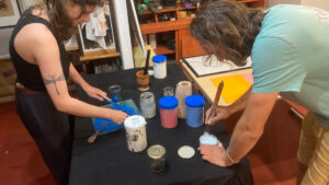 Préparation de la couleur atelier d'initiation à la sérigraphie