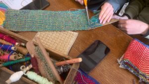 Découpe pendant pendant le stage d’initiation de tissage sur métier à tisser à Bordeaux