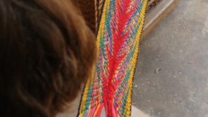Tissage fléché en cours pendant l'atelier de tissage à Bordeaux