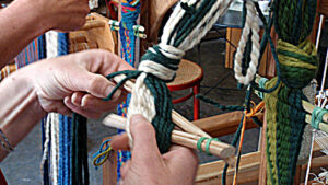 Ourdissage pendant l'atelier de tissage fléché à Bordeaux en Gironde