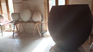 Pot énorme pendant le stage de poterie et céramique africaine
