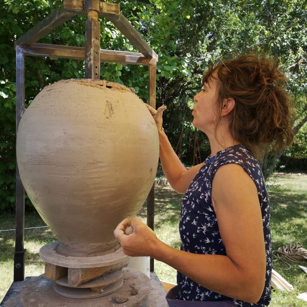 Artisane potière Muriel Thomas spécialiste de la poterie africaine