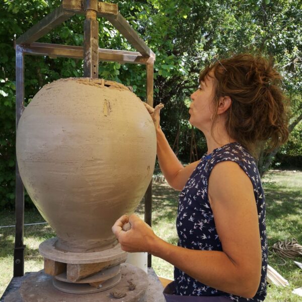 Artisane potière Muriel Thomas spécialiste de la poterie africaine