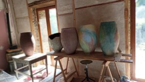 Jarres pendant le stage de poterie et céramique africaine