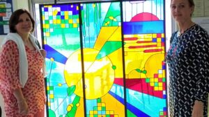 Porte-fenêtre avec des vitraux colorés stage de vitrail Tiffany dans le Gers