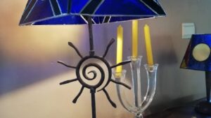 Lampe bleu en vitrail stage de vitrail Tiffany dans le Gers