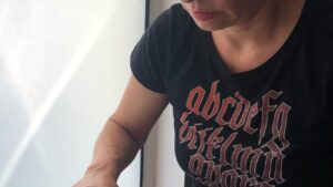 Gravure en cours par Arabelle pendant le stage de linogravure