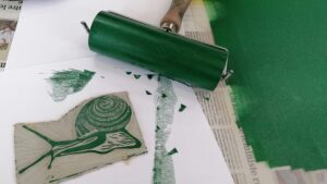 Linogravure en forme d'escargot pendant le stage