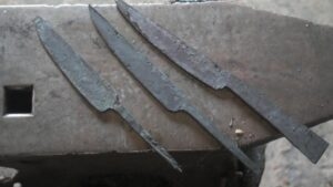 Couteaux bruts de forge au cours de l'atelier forgeron coutelier entre Tours et Blois