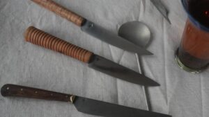 Couteaux médiévaux au cours de l'atelier forgeron coutelier entre Tours et Blois