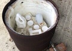 Mise au four des céramiques et poteries pour la cuisson Raku pendant le stage