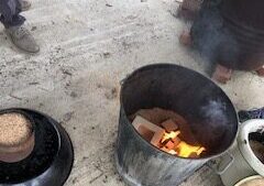 Cuisson Raku des pièces en céramique et poterie pendant le stage